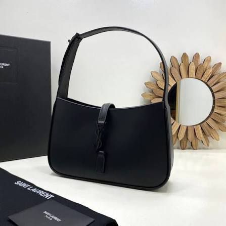 Saint Laurent Le 5 à 7 smooth leather shoulder bag